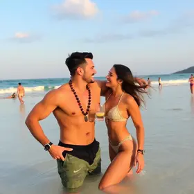 Caio Castro e Grazi Massafera curtem o fim de ano juntos em Pernambuco Caio Castro e Grazi Massafera