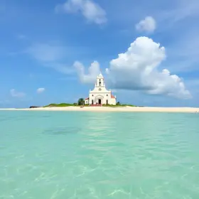 Praia dos Carneiros: o paraíso de Pernambuco com águas mornas e uma igrejinha à beira Praia dos Carneiros