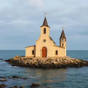 Capela secular na praia e encontro de rio com o mar entre recifes: por que este destino surpreende os visitantes Capela secular na praia dos Carneiros